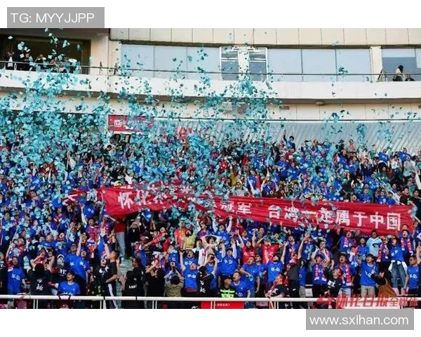 足球明星亲民行动送裤子给球迷引发热议与感动